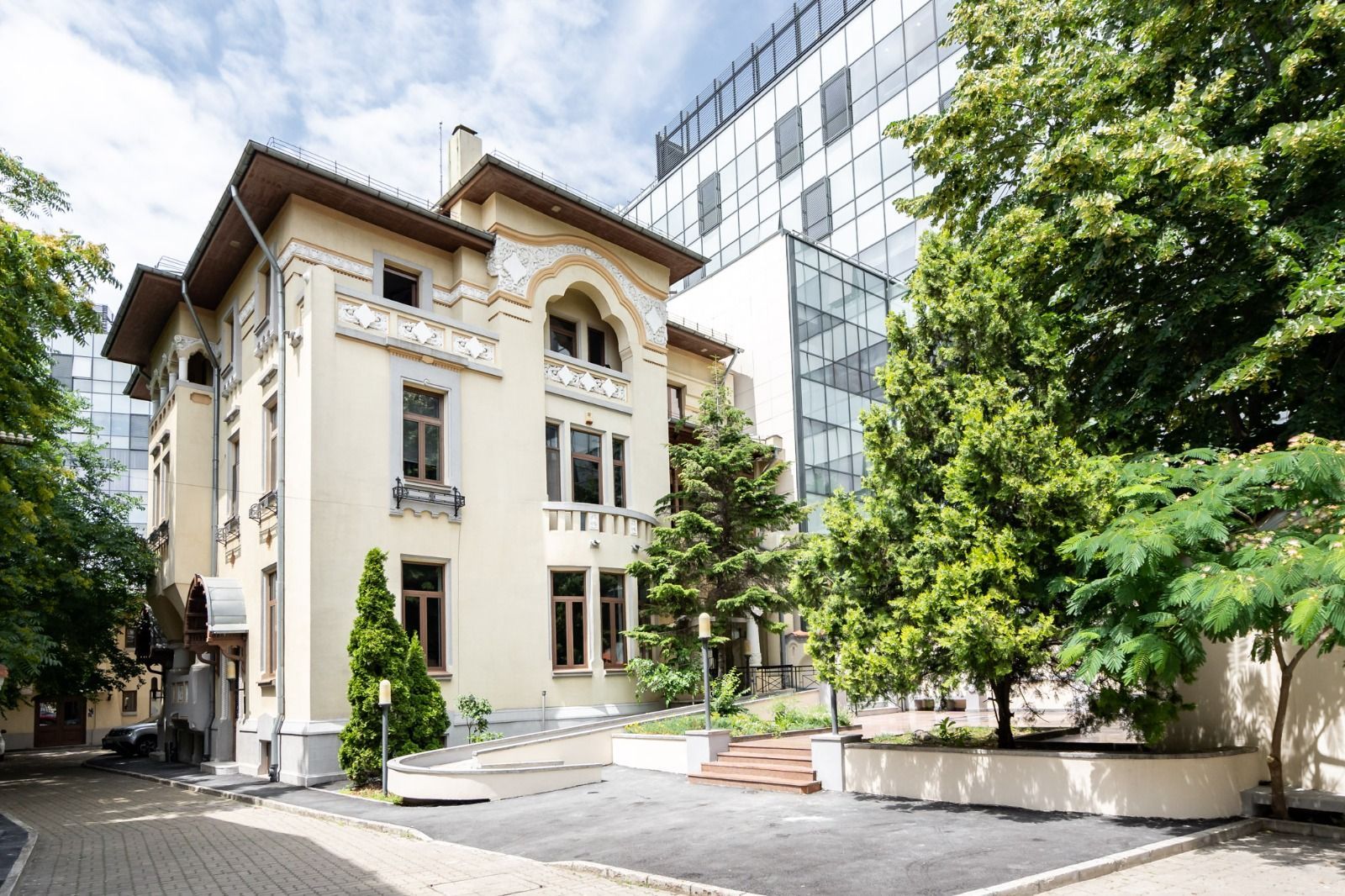 Interwar villa - Romana Square