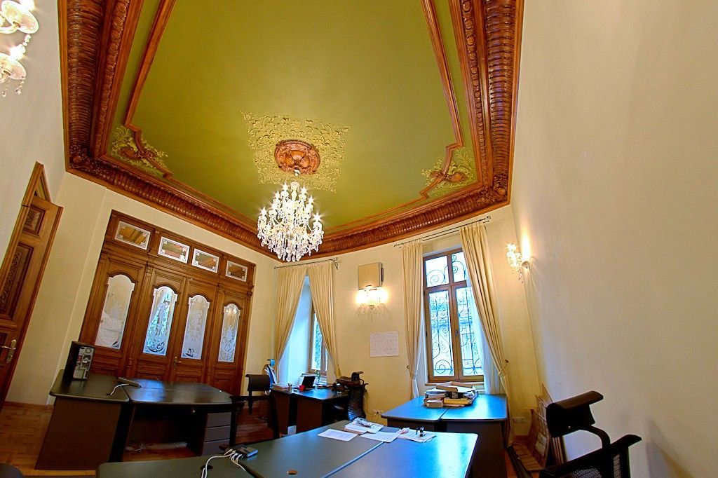 Roman Square, consolidated interwar villa. Ideal residence, office