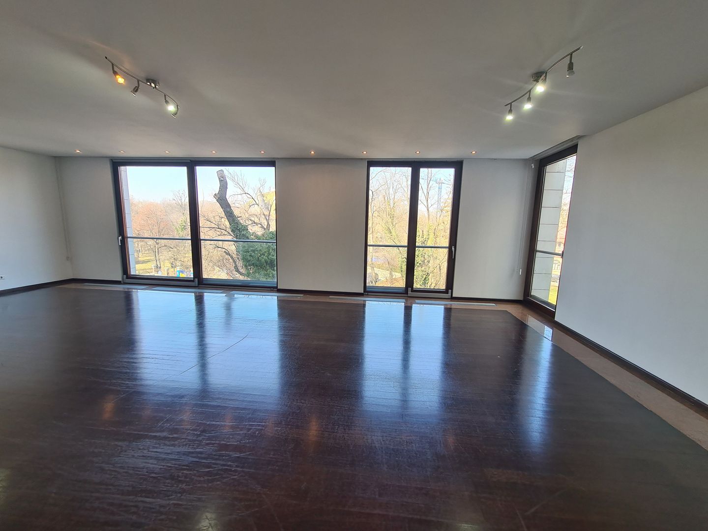 Exquisite 3 bedroom apartment with own garden, Aviatorilor area
