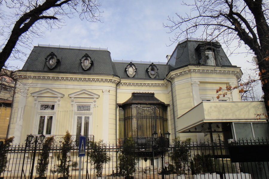 Ideal monument villa for the embassy, consulate, in the Romana Square area