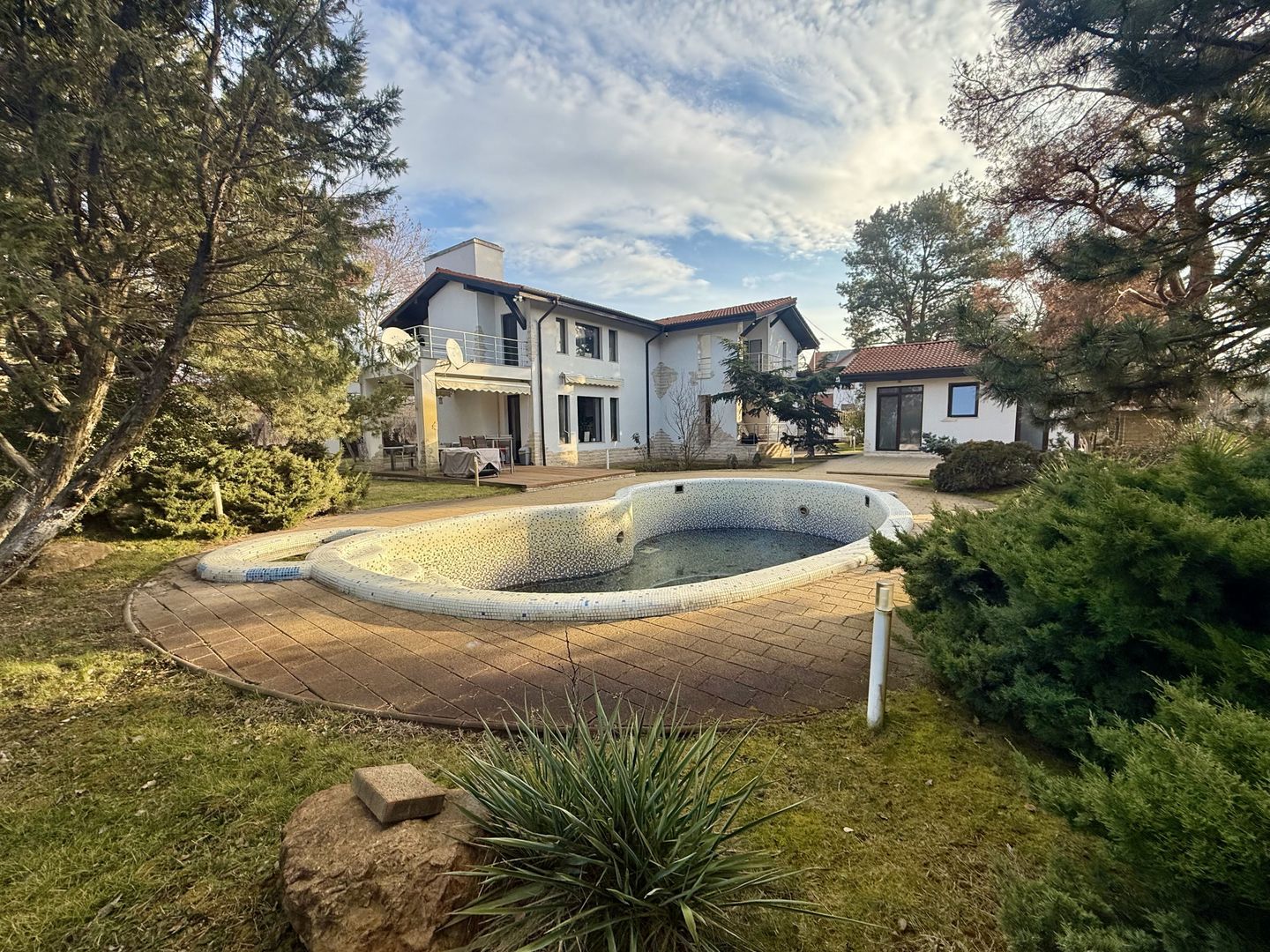 Grădină superbă, piscină și intimitate deplină – 1387 mp teren
