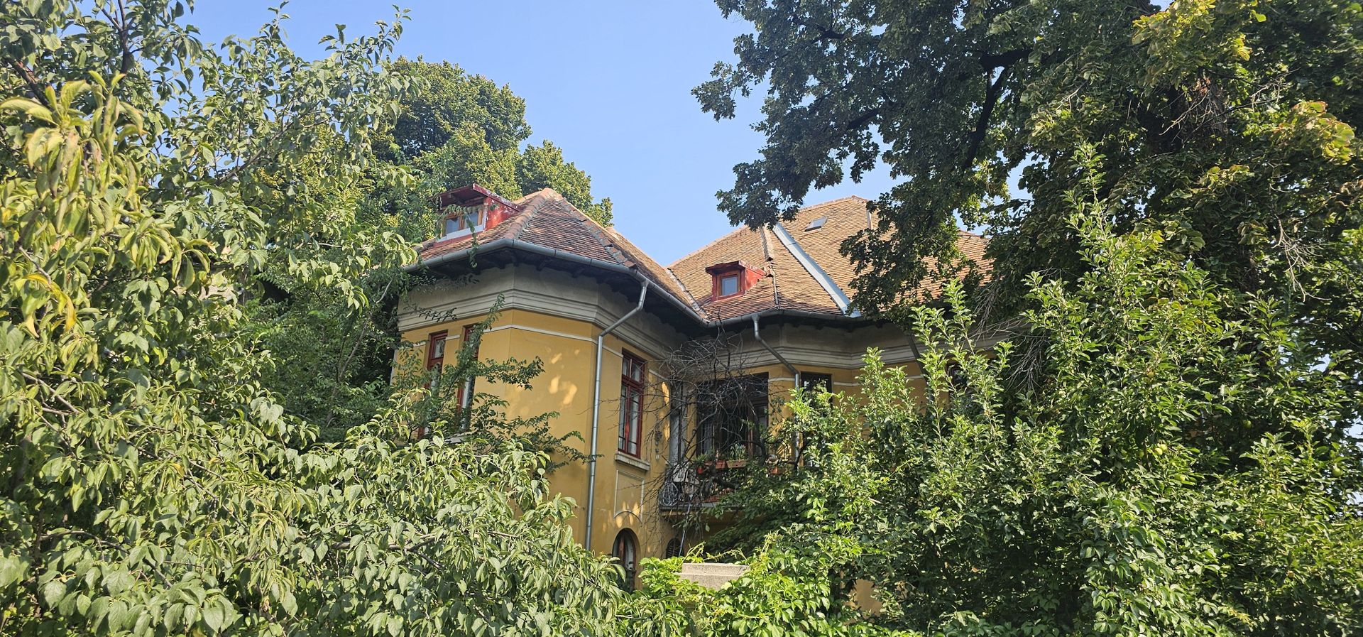 Cotroceni oportunitate amenajare mansardă și pod într-o vilă elegantă