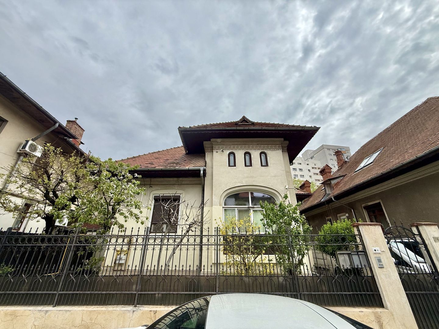 VILĂ INTERBELICĂ CU ARHITECTURĂ DEOSEBITĂ – zona Capitale