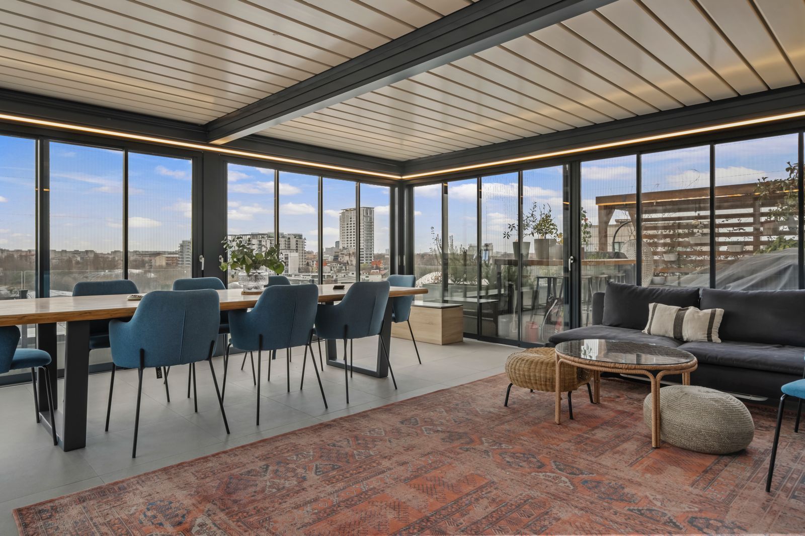 Spectacular Penthouse with Lake View / Laguna Residence — 4