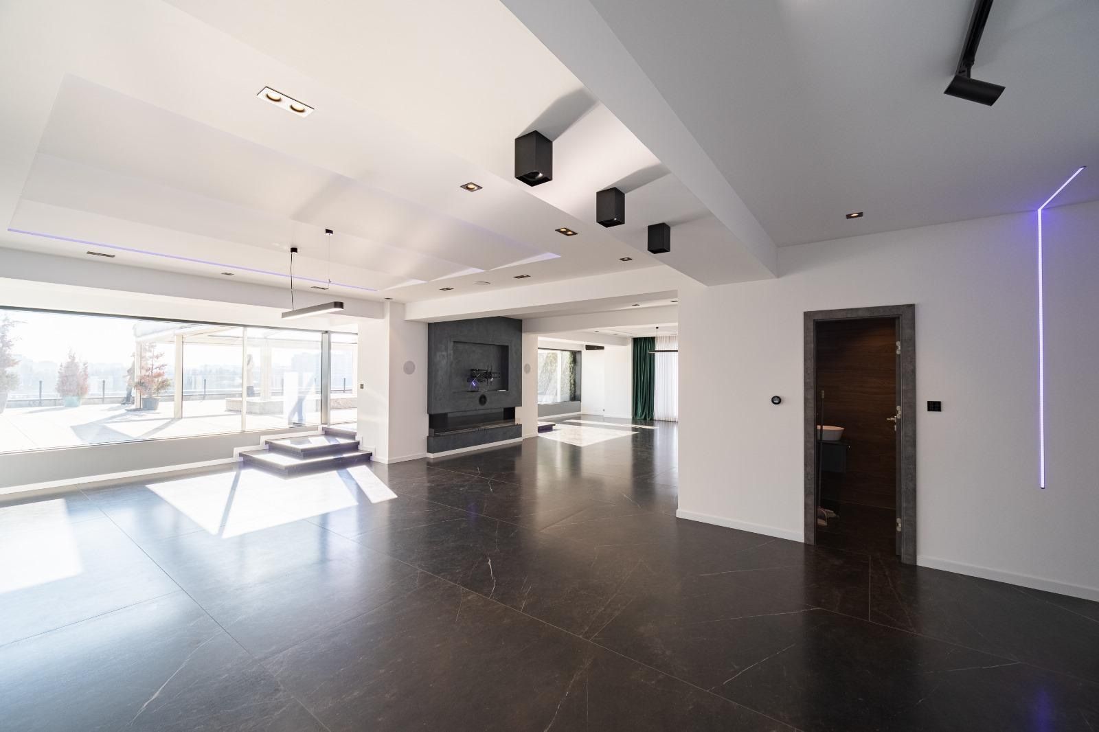 PENTHOUSE LAGUNA RESIDENCE – PANORAMIC VIEW OF TEI LAKE — 9