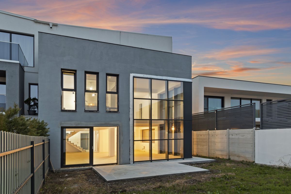 Matei Millo / 5-room villa near the forest, new complex