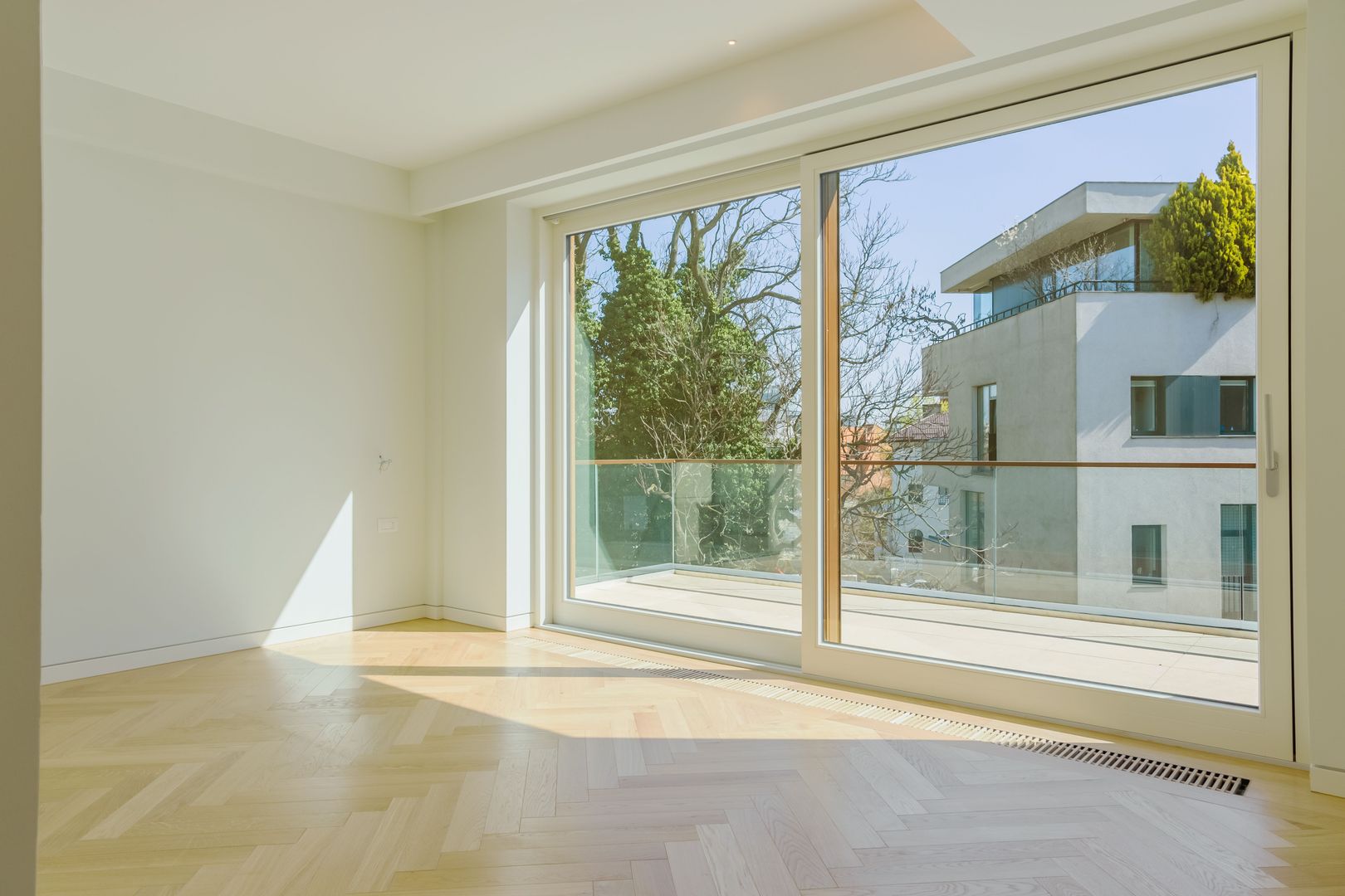 Aviatorior, apartament de 4 camere si curte proprie