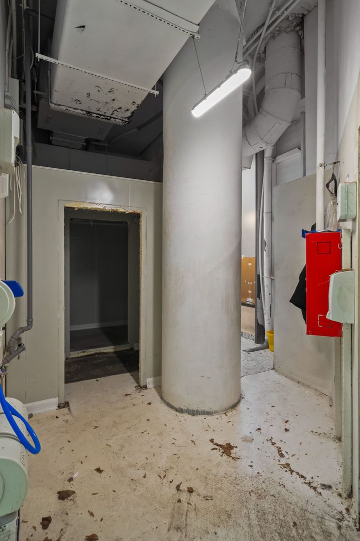 Commercial space available on Unirii Boulevard — 10