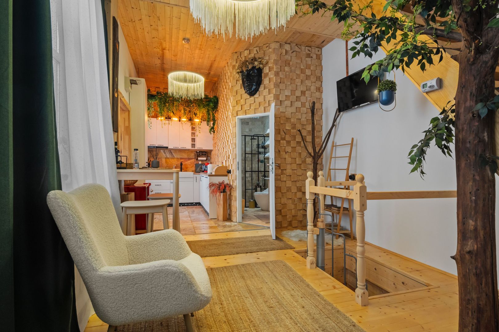 Casă boemă restaurată – ideală pentru locuire sau Airbnb