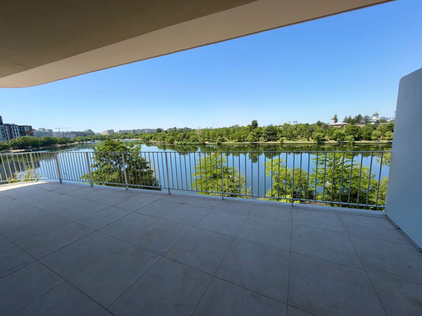 Apartament spectaculos cu 4 camere | Vedere lac din fiecare cameră | Terasă 47 m