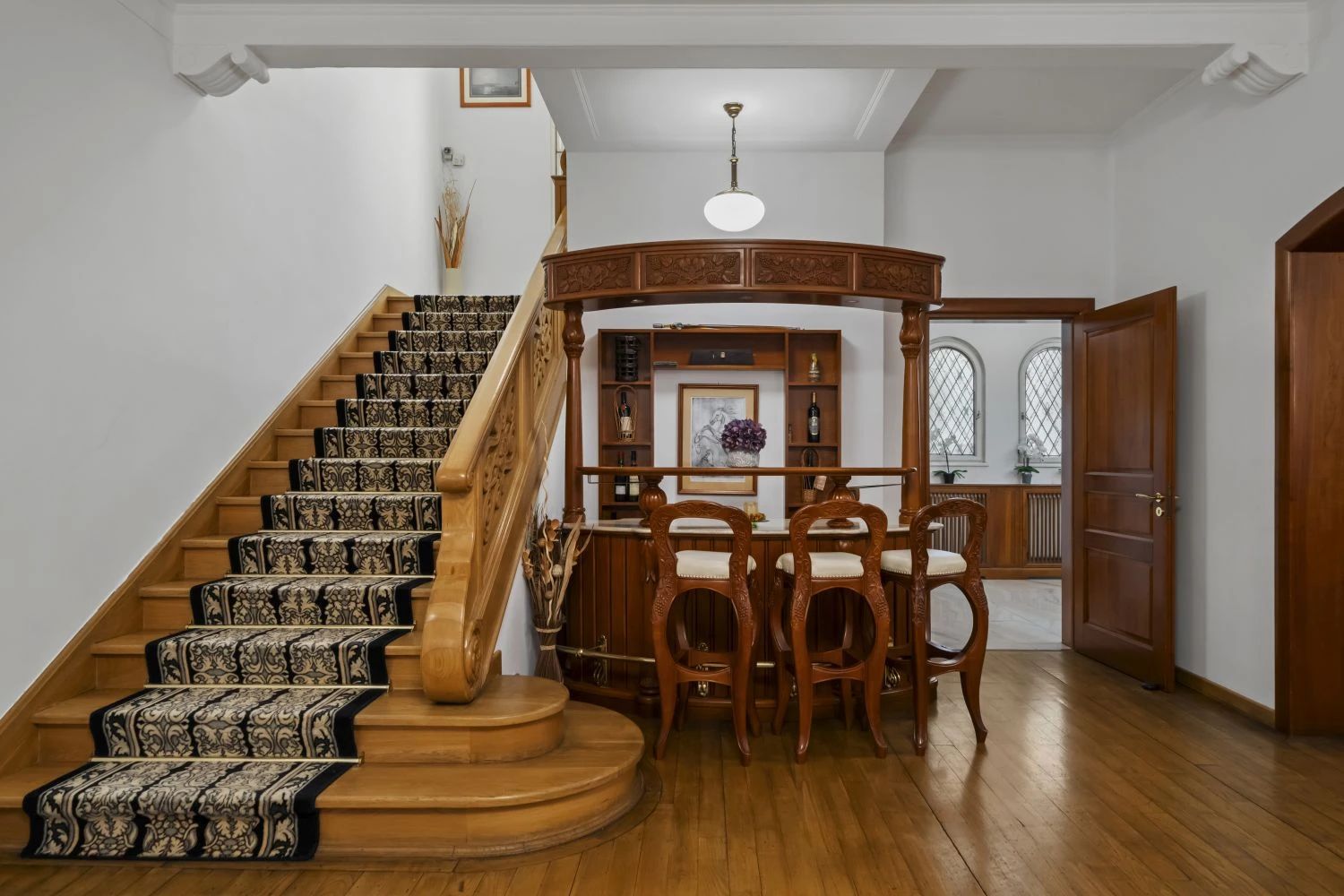 Rare property on Aviatorilor Boulevard. Premium villa, impressive courtyard