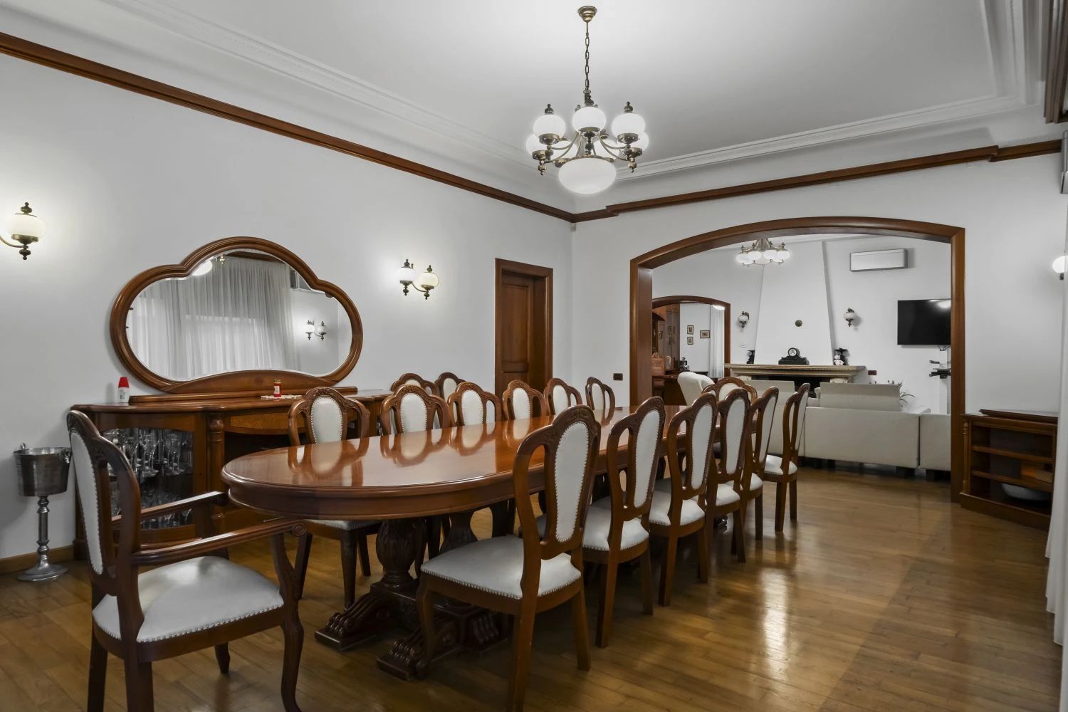 Proprietate rara pe Bulevardul Aviatorilor. Vila premium, curte impresionanta — 9